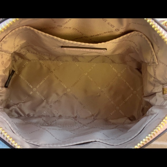 Michael Kors Jet Set Medium Dome Crossbody Vanilla Signature Powder Blush Pink - Picture 4 of 7